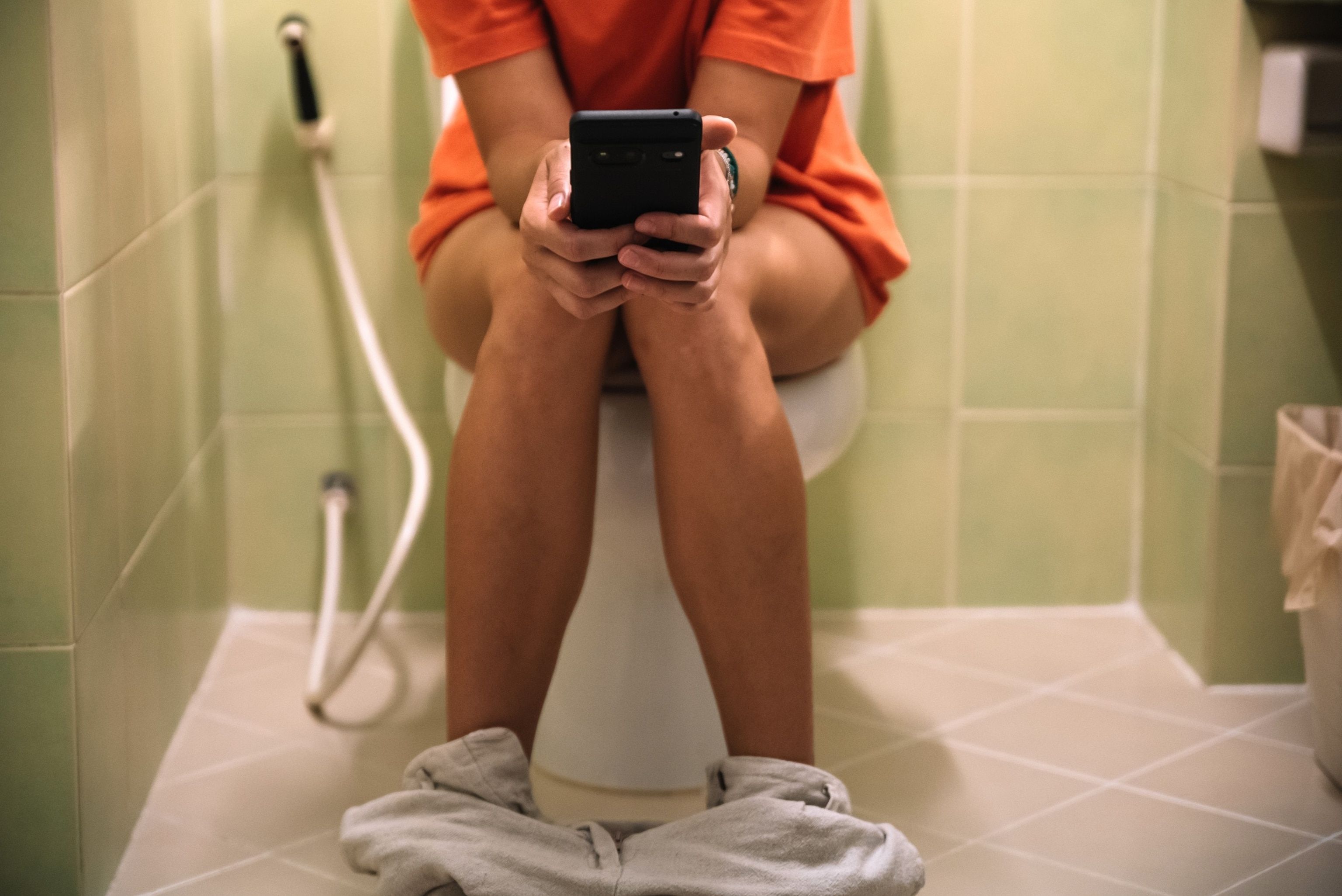 Sử dụng điện thoại khi đi vệ sinh làm tăng nguy cơ trĩ, nghiên cứu chỉ ra