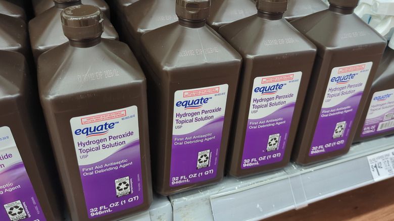 Lý do pha trộn hydrogen peroxide với xà phòng rửa chén giúp làm sạch