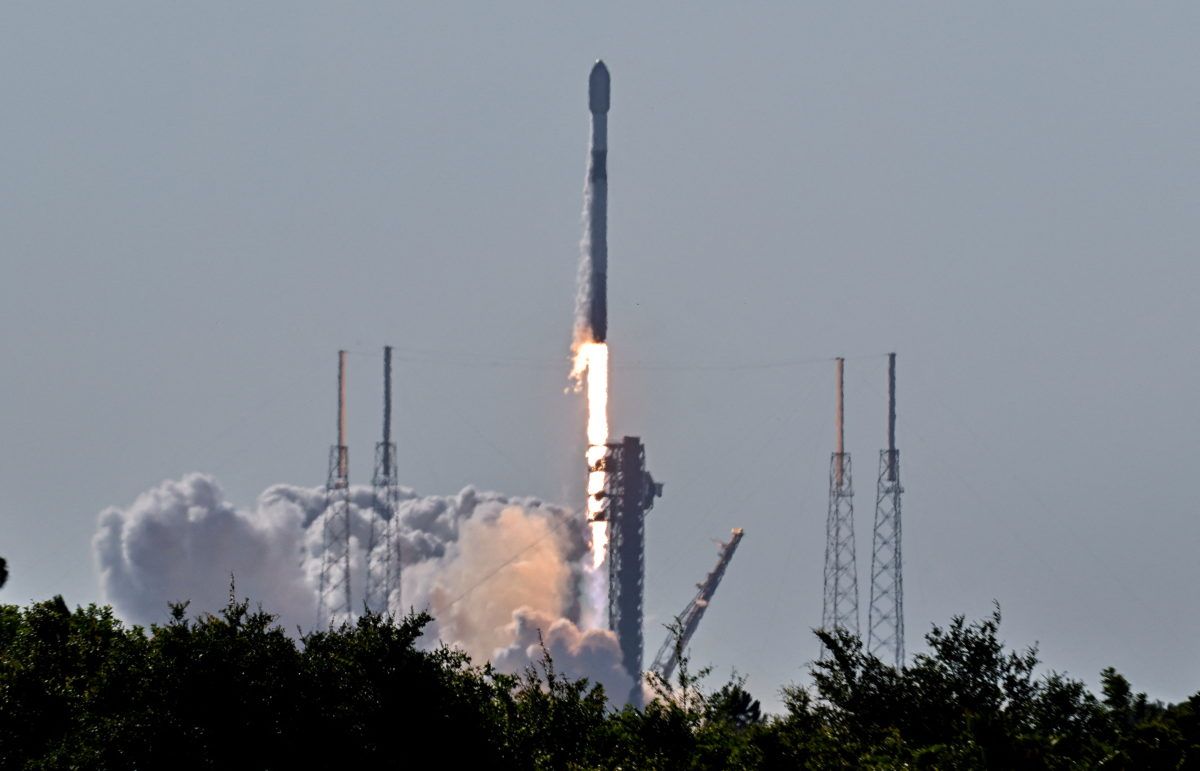 SpaceX chi 17 tỷ USD mua giấy phép phổ tần từ EchoStar