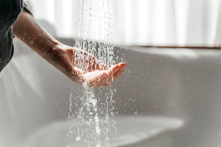 Có nên tắm nước nóng hay nước lạnh sau khi tập thể dục?