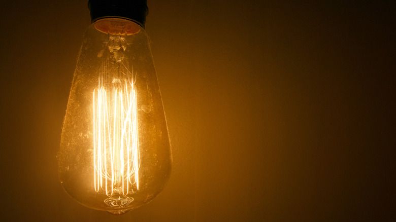 Bí ẩn của Bóng Đèn Trên 100 Năm: Kỹ Thuật và Chứng Nhận Đỉnh Cao
