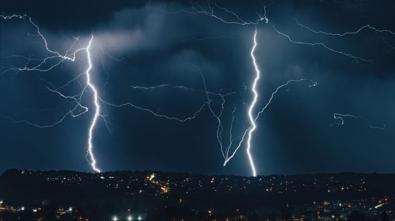 9 Hiểu Lầm Về Sét Bạn Nên Ngừng Tin Và Những Sự Thật Thú Vị