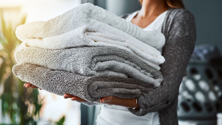 Đừng Vội Vứt Khăn Cũ: 15 Ý Tưởng Tái Sử Dụng Linh Hoạt Trong Nhà