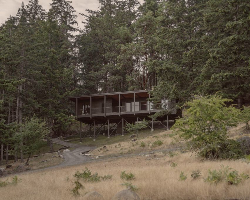 Tòa nhà Trestle Cabin dựng trên cột thép tại Đảo Decatur của Miller Hull