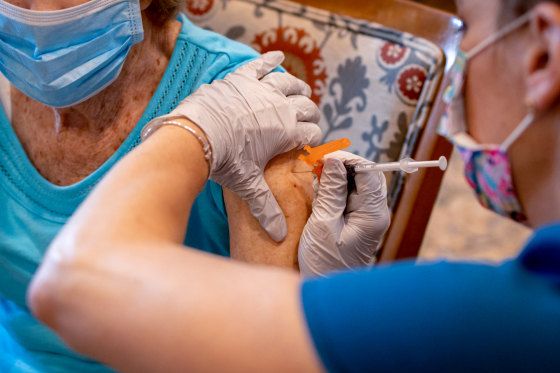Tại sao Medicare vẫn chưa chi trả cho liều vaccine Covid mới cập nhật?
